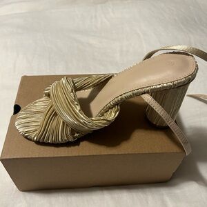 Silky sandals - 6.5 NWT. Ankle clasp. Cream color